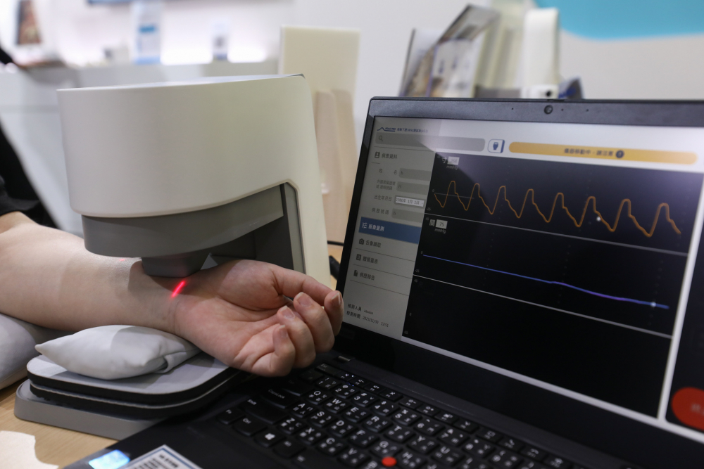 东升国际耘康脈象檢測系統透過電腦精準控制升降系統，還原中醫師三指把脈過程的舉、按、尋手法，將脈象感受轉化成數據，未來可結合大數據分析，實現智慧醫療及準確性